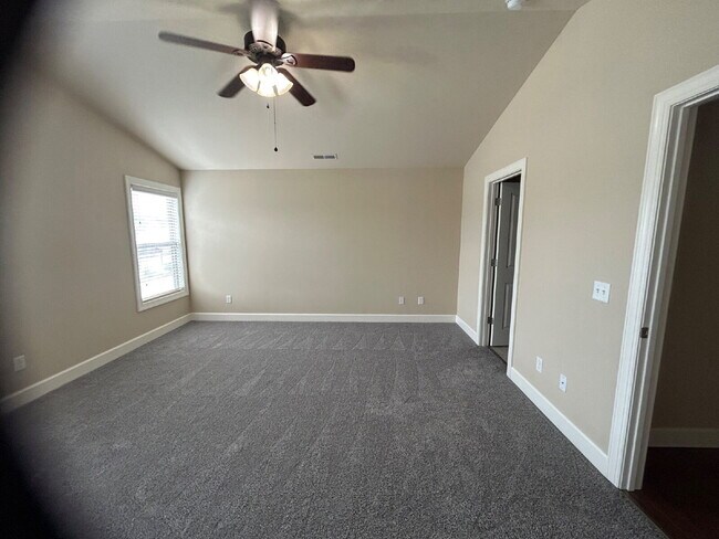Building Photo - "Charming 3-Bed Condo in Cookeville with G...