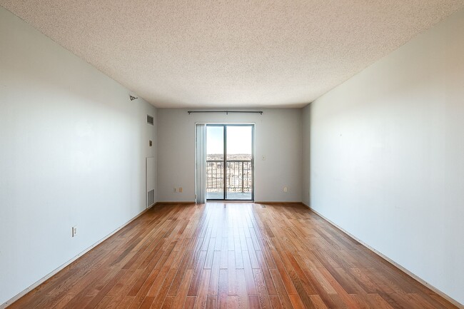 Building Photo - Stunning Unit in The Pointe building in Do...