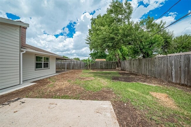 Building Photo - 2219 Raspberry Ln