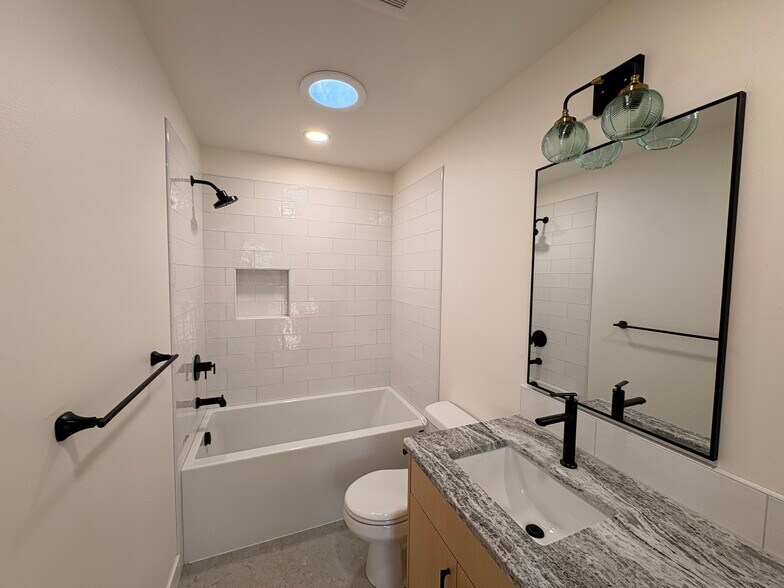 Building Photo - 2515 Yew St