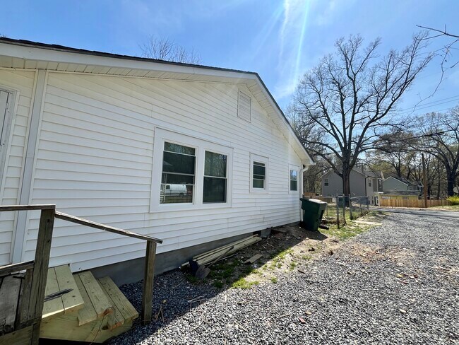 Building Photo - 812 Evening Shade Ln