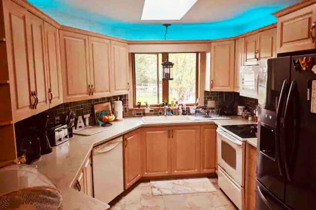 Building Photo - 66 Paquette Dr