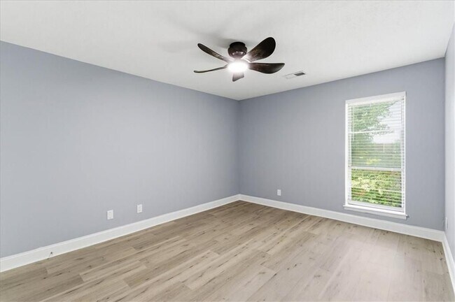 Building Photo - 2696 Greentree Dr SE