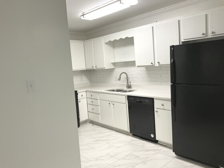 Building Photo - 1001 Woodland Vlg