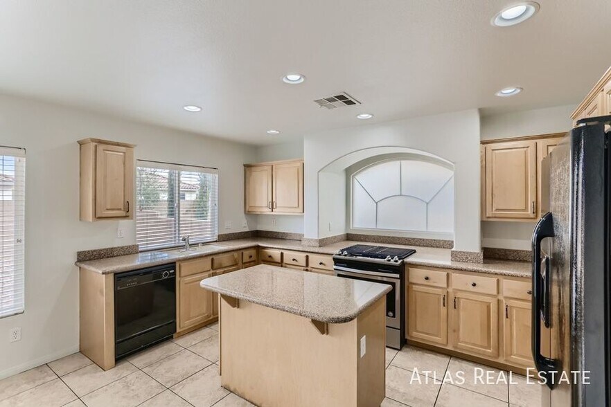 Building Photo - 10884 Royal Highlands St