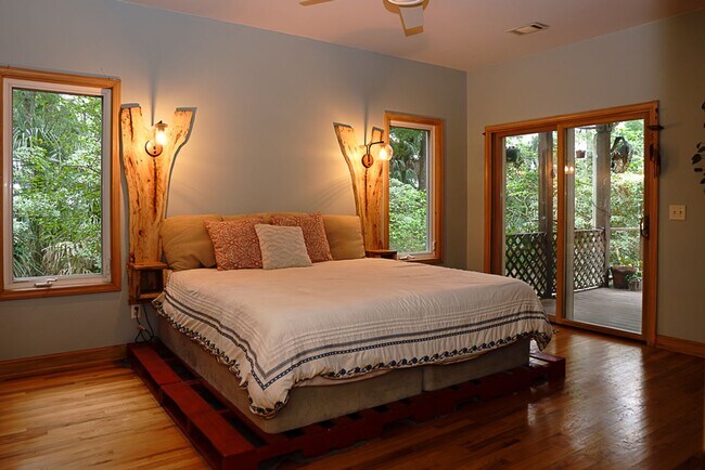 Building Photo - Amazing sunsets at this waterfront home