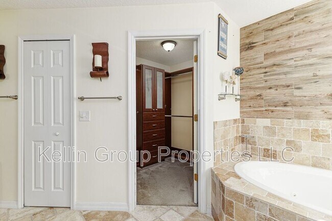 Building Photo - 7233 Wakeview Dr