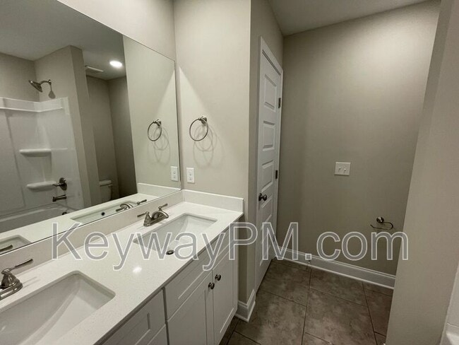 Building Photo - 3099 Venetian Dr