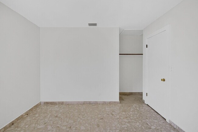 Building Photo - 4442 Sea Grape Dr