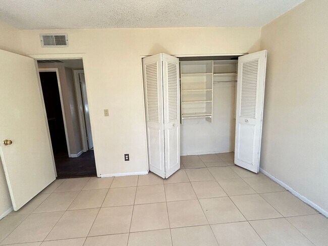 Building Photo - 3 Bedroom, 2 Bathroom, 2 Car Garage
