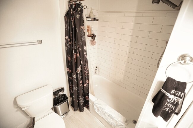 Building Photo - 826 Pennoyer Ave