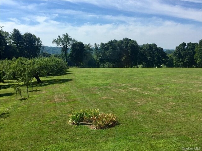 Building Photo - 332 Quaker Hill Rd