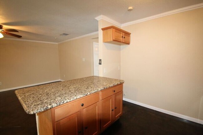 Building Photo - ~ Gorgeous 3 Bedroom 2 Bathroom Home ** La...