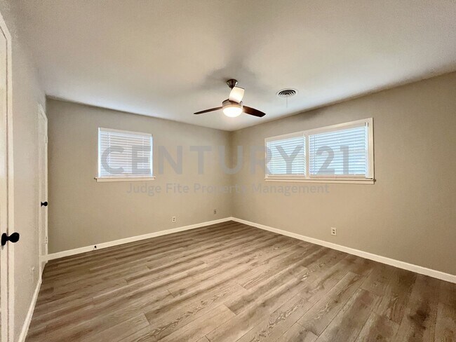Building Photo - Beautifully Refreshed 3/2/2 in Fort Worth Ready for Immediate Occupancy!