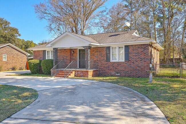 Building Photo - 2137 Woodland Shores Rd