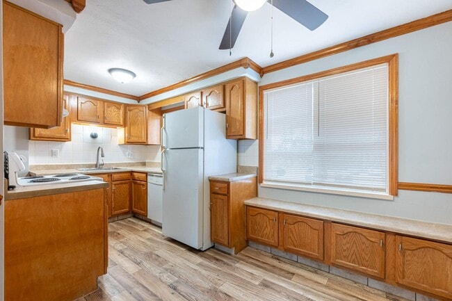 Building Photo - ???Move in Special: No Rent until January!!??? - 2BR/1BA Townhome with Attached Garage and W/D Ho...