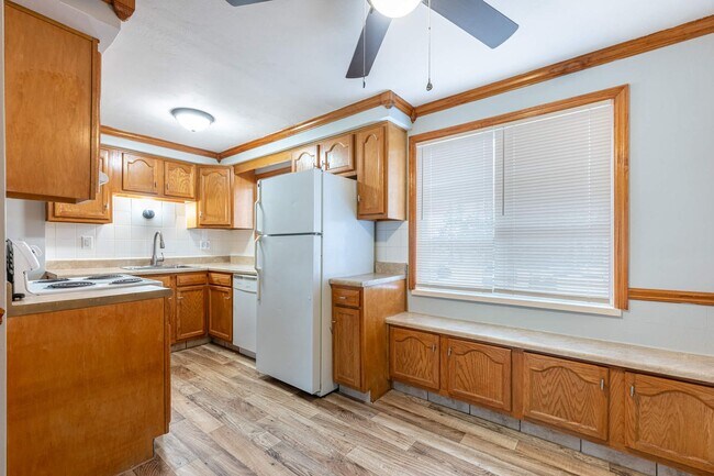 Building Photo - ???Winter is here - stop scraping ice!??? - 2BR/1BA Townhome with Attached Garage and W/D Hookups