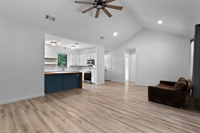 Building Photo - 14913 Longbranch Dr