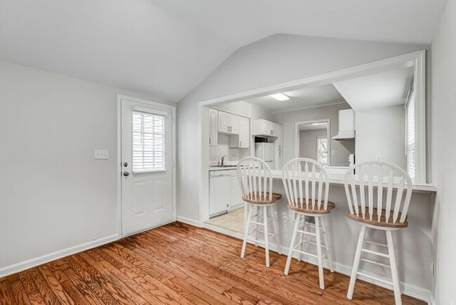 Building Photo - 2 Bed, 2 Bath in the Garden Homes neighborhood of Greensboro!