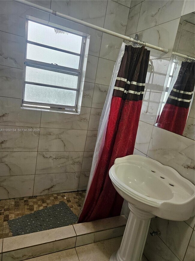 Building Photo - 2952 NW 5th Ave