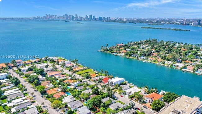 Building Photo - 7536 W Treasure Dr