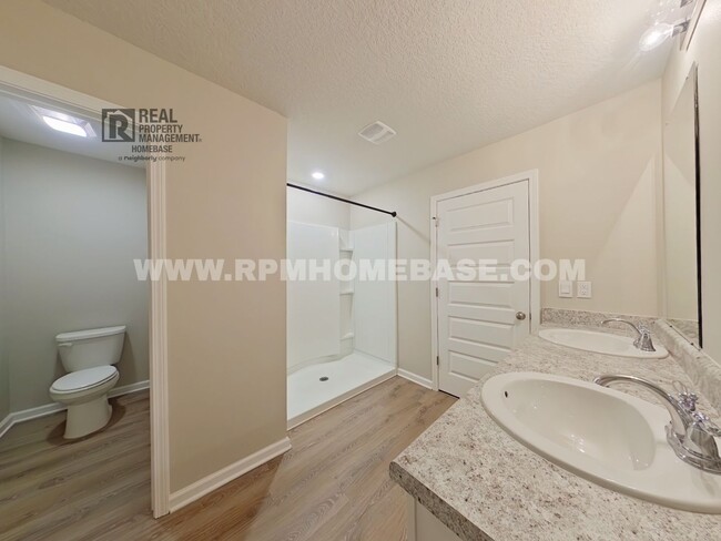 Building Photo - Spacious 5-Bedroom Home in Heritage Planta...