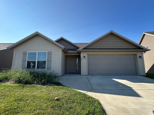 Building Photo - Lovely 3bdrm Home!