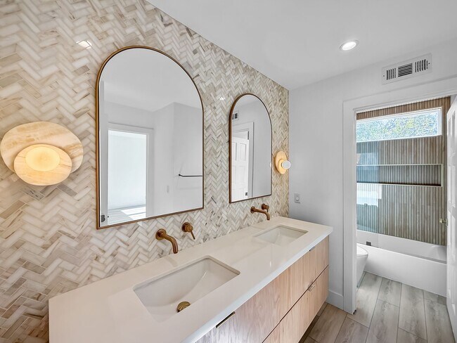 Building Photo - Stunning 4B/3BA House in Gated Community in Carlsbad!