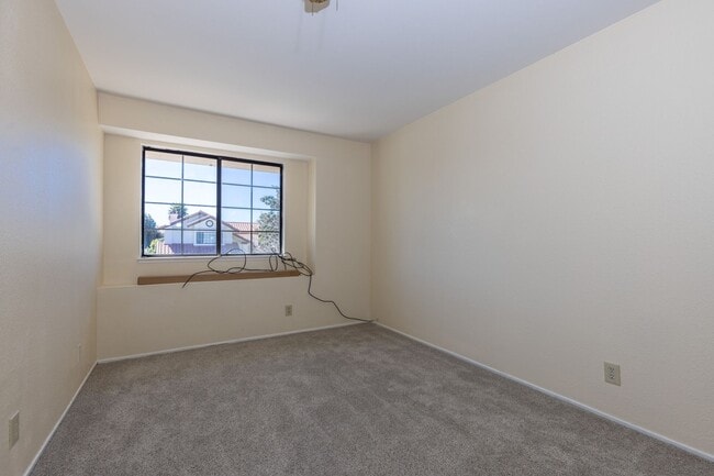 Building Photo - 4 bed/3 bath Single Family Home w/ large backyard!