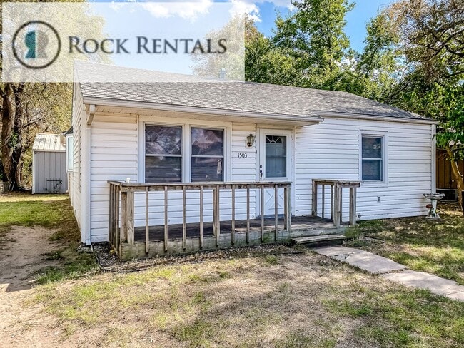 Building Photo - 2 Bed 1 Bath with Detached 2 Car Garage