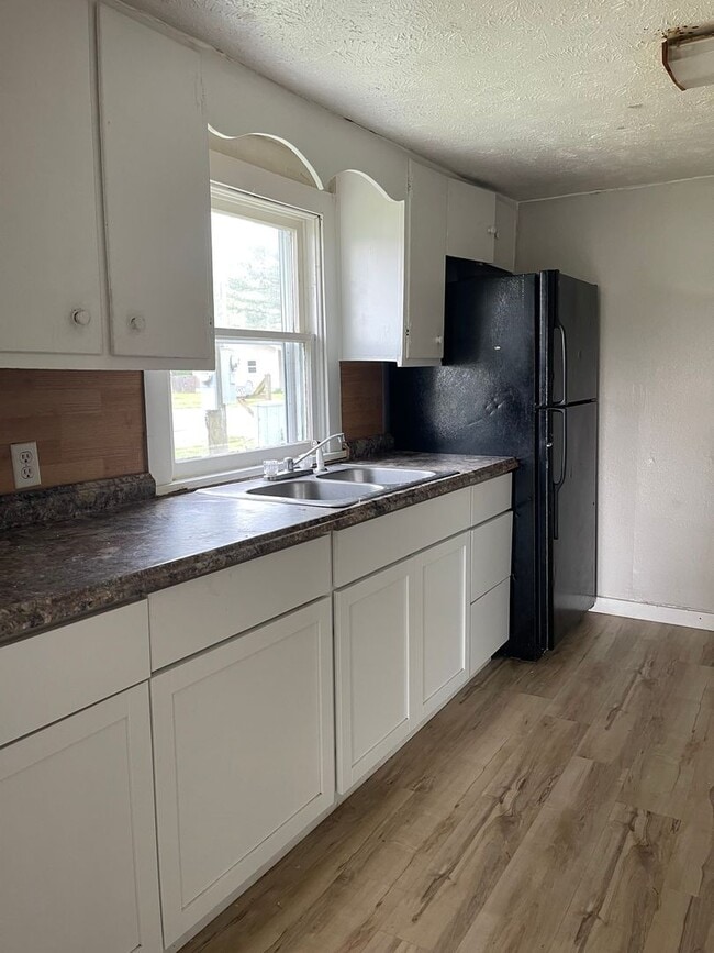 Building Photo - 3 Bed 1 Bath - Exeter
