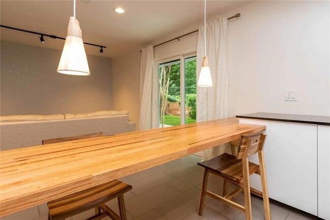 Building Photo - 3302 Catalina Dr