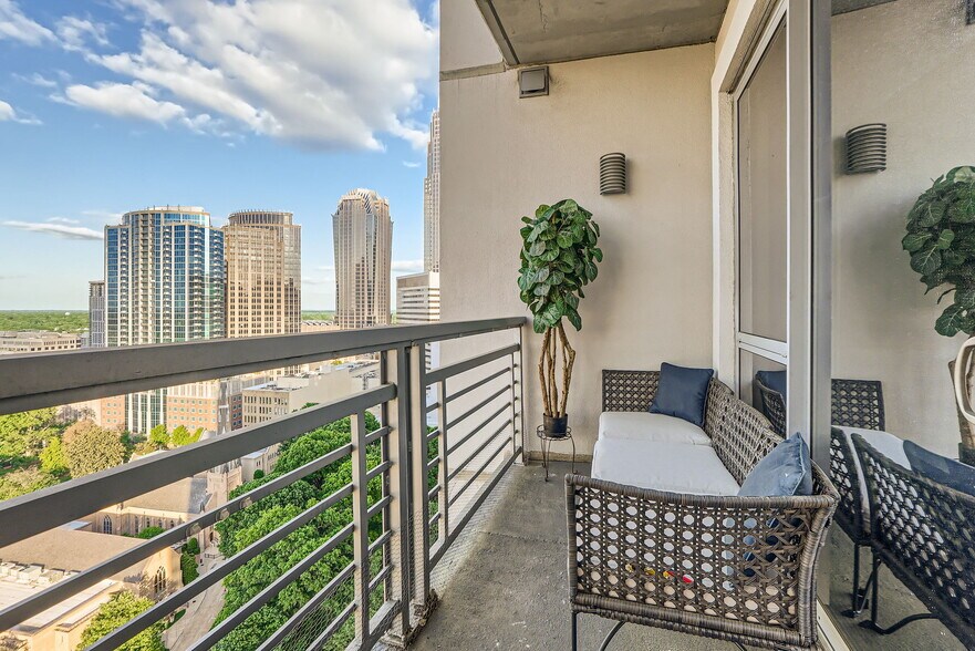 Building Photo - 333 W Trade St