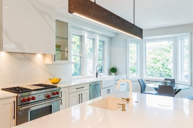 Building Photo - 89 University Rd