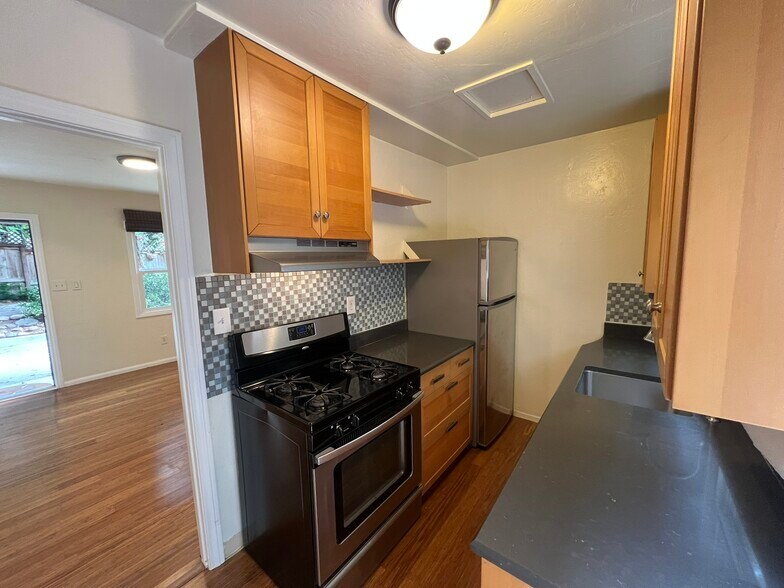 Building Photo - 2019 Cypress Ave