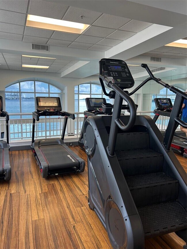 Building Photo - 808 Brickell Key Dr