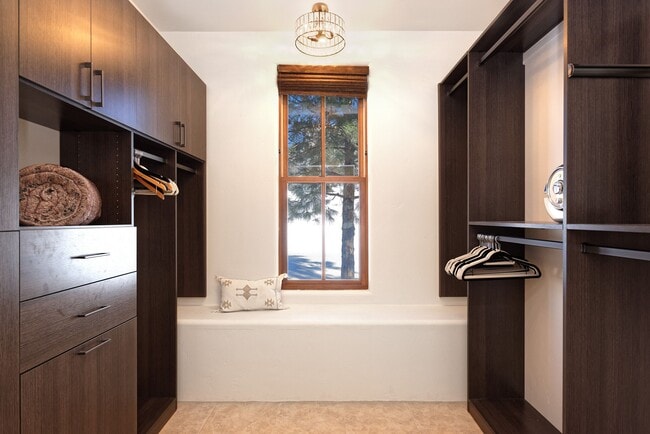 Building Photo - 661 Green Meadow Dr