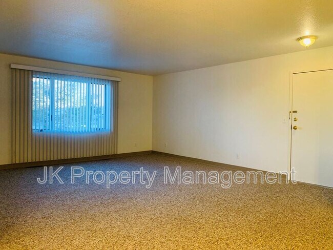 Building Photo - 1613 Sand Ct