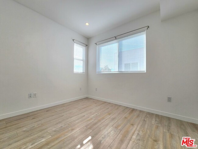 Building Photo - 1149 1/2 Fedora St
