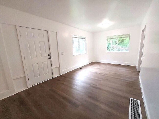 Building Photo - Spacious 4BD/3BA with Fenced Yard & Front Porch in North Seattle!