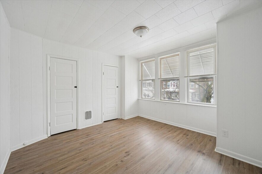 Building Photo - 1124 W 9th St