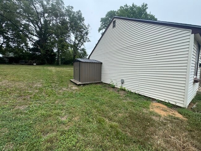 Building Photo - Cozy 2-Bed Home with Spacious Yard in Exce...