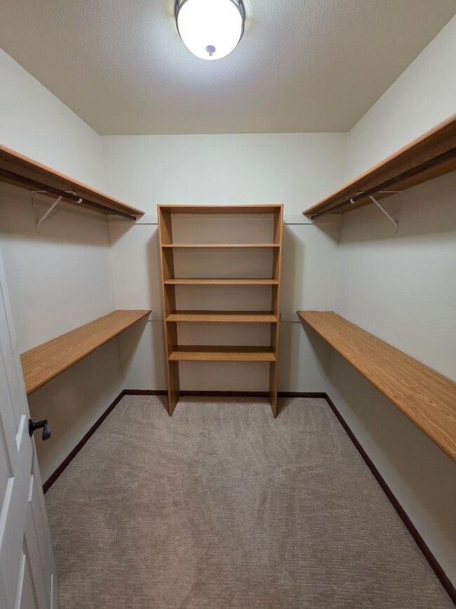 Building Photo - 1628 Valley Dr