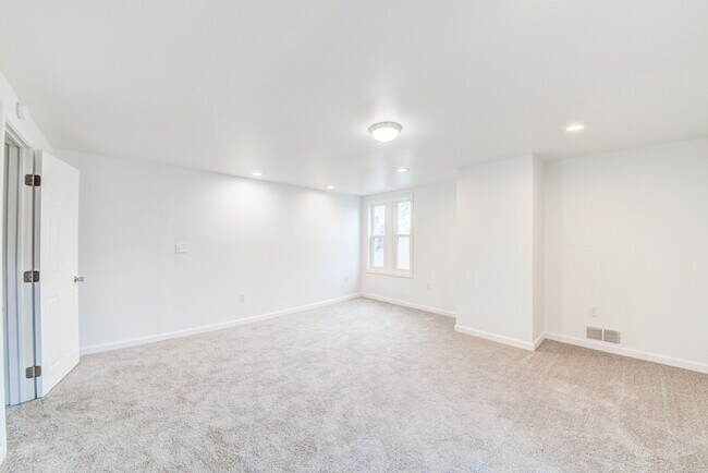 Building Photo - 744 Proctor Way