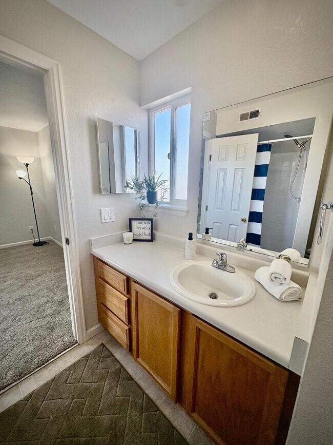 Building Photo - 13085 W Cedar Dr