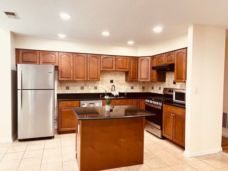Kitchen - 25 Balboa Ln