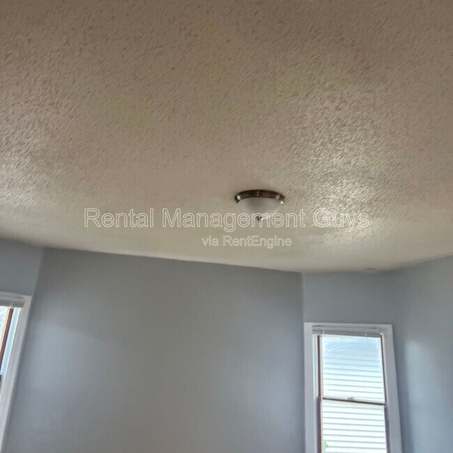 Building Photo - 2110 Fremont Ave N