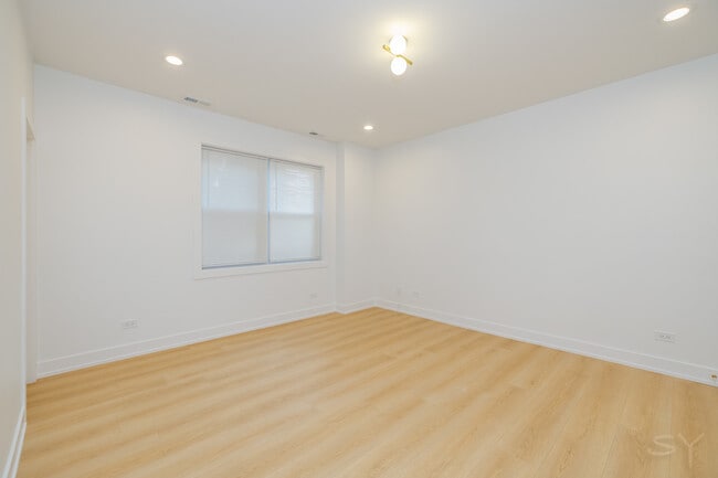 Building Photo - 6036 S Rhodes Ave