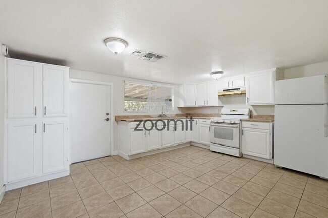 Building Photo - Welcome home to this beautifully updated 3-bedroom, 2-bathroom