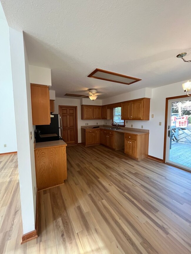 Building Photo - 3 Bedroom/2.5 Bathroom home available in M...